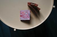 Kanadische Dollar auf einem Tisch